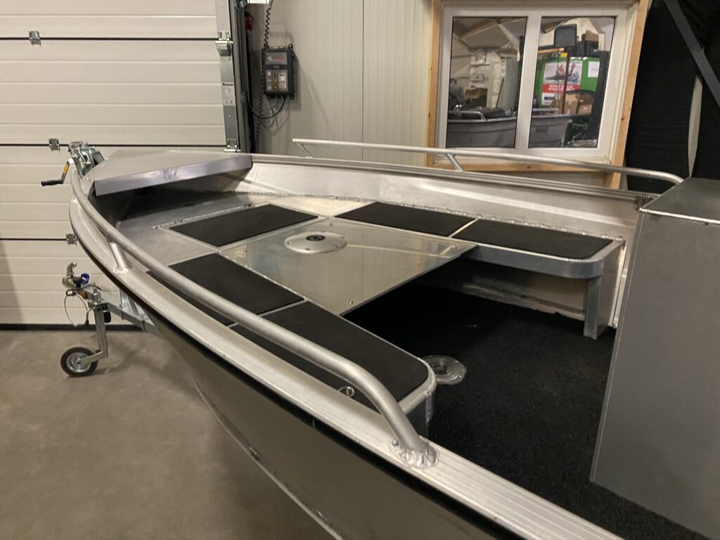 Qwest Marine R400
