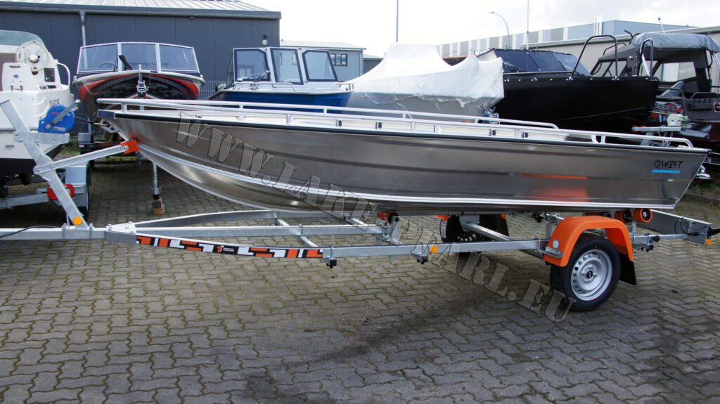 Qwest Marine B421