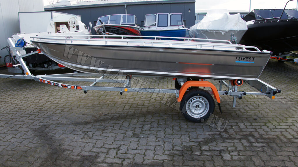 Qwest Marine B421