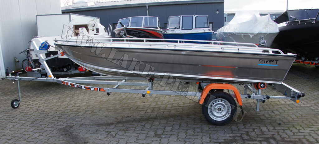 Qwest Marine B421