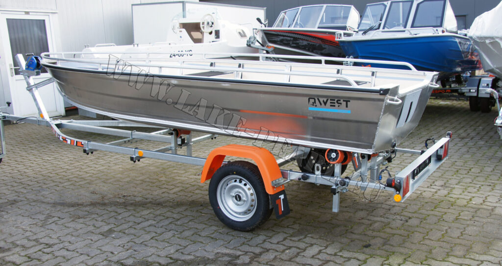 Qwest Marine B421