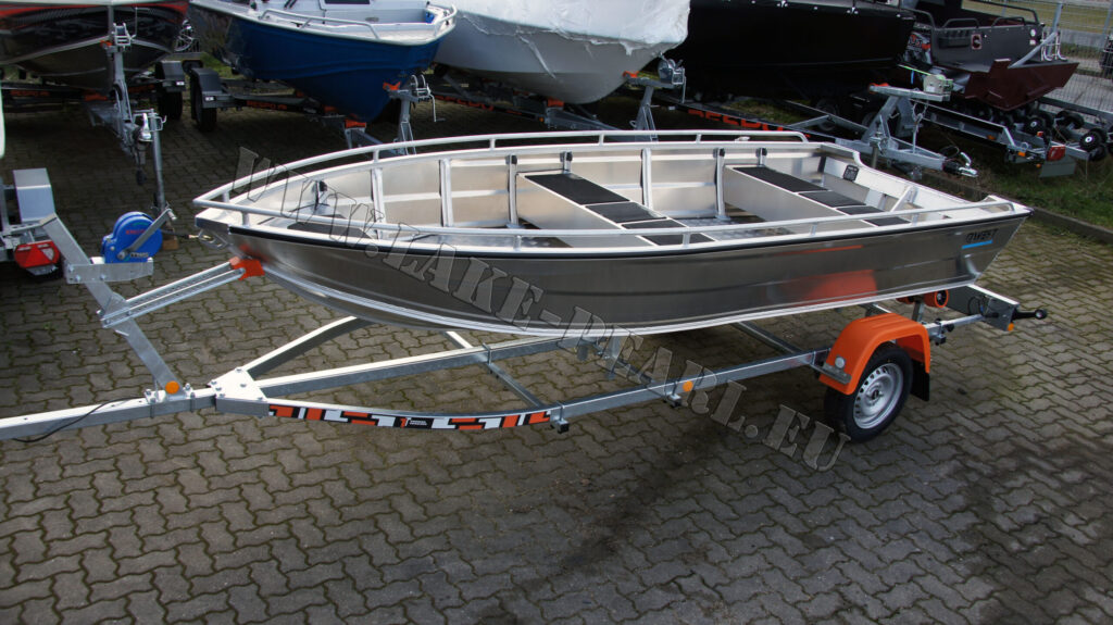 Qwest Marine B421