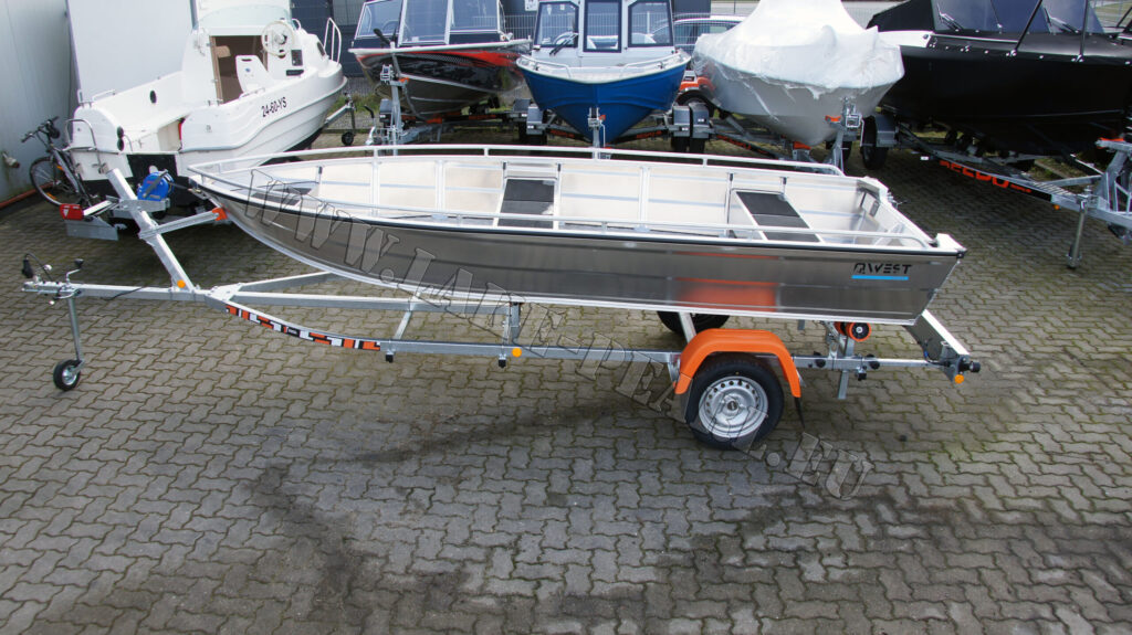 Qwest Marine B421