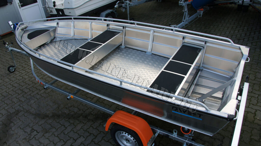 Qwest Marine B421