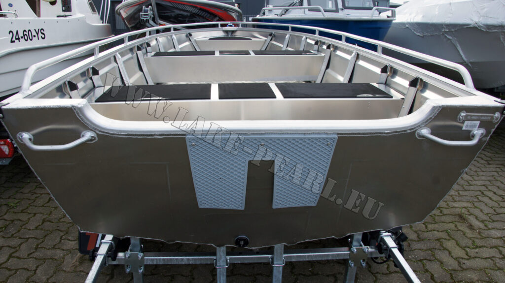 Qwest Marine B421