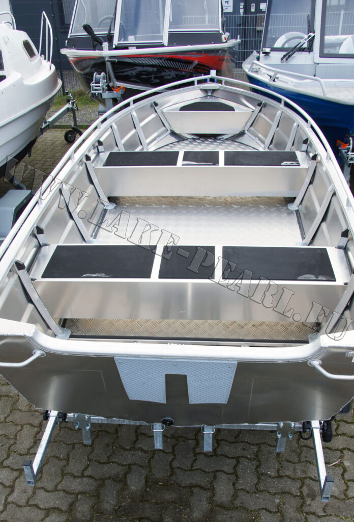 Qwest Marine B421